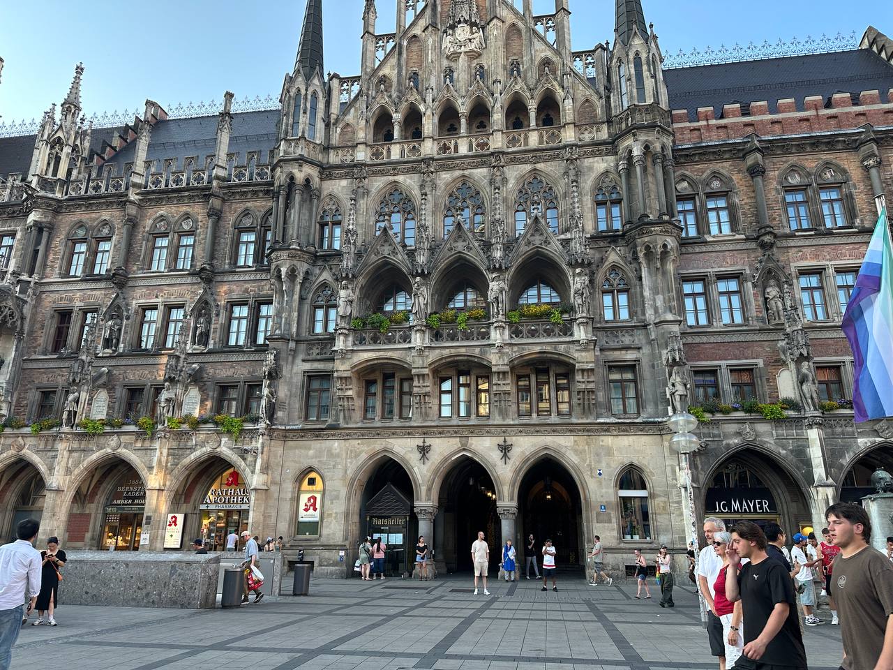 A couple’s selfie in front of Munich’s ornate Neues Rathaus on Marienplatz.