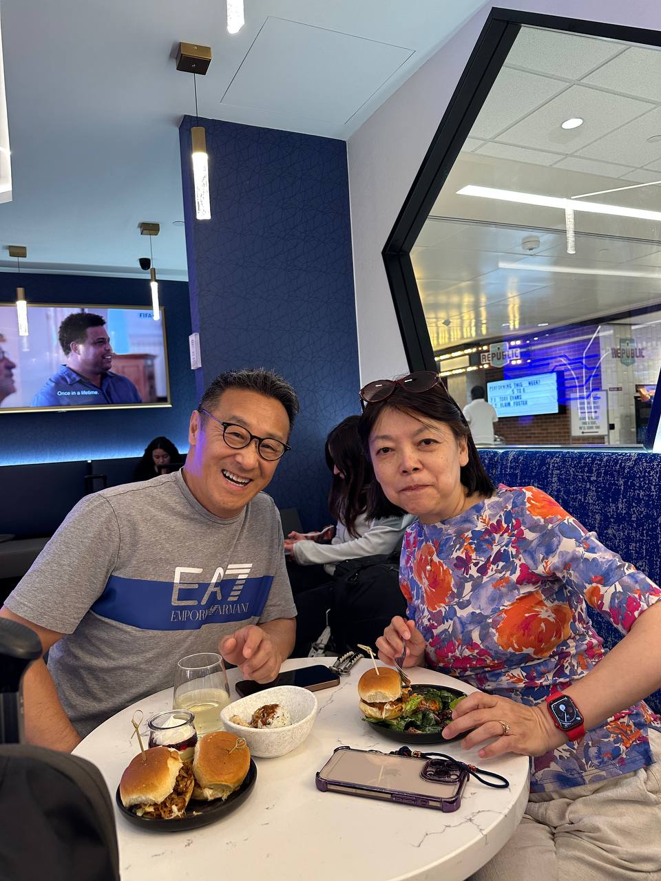 A casual pre-flight moment with drinks at the Portal lounge.