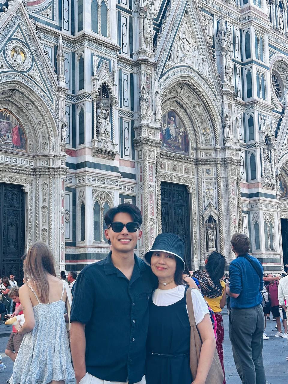 Duomo 华丽的大理石外墙前的母子合影。