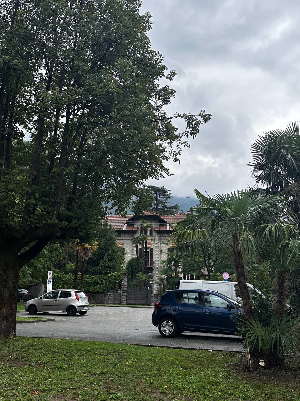 清晨的 Mandello del Lario：石屋、棕榈与安静的街口。